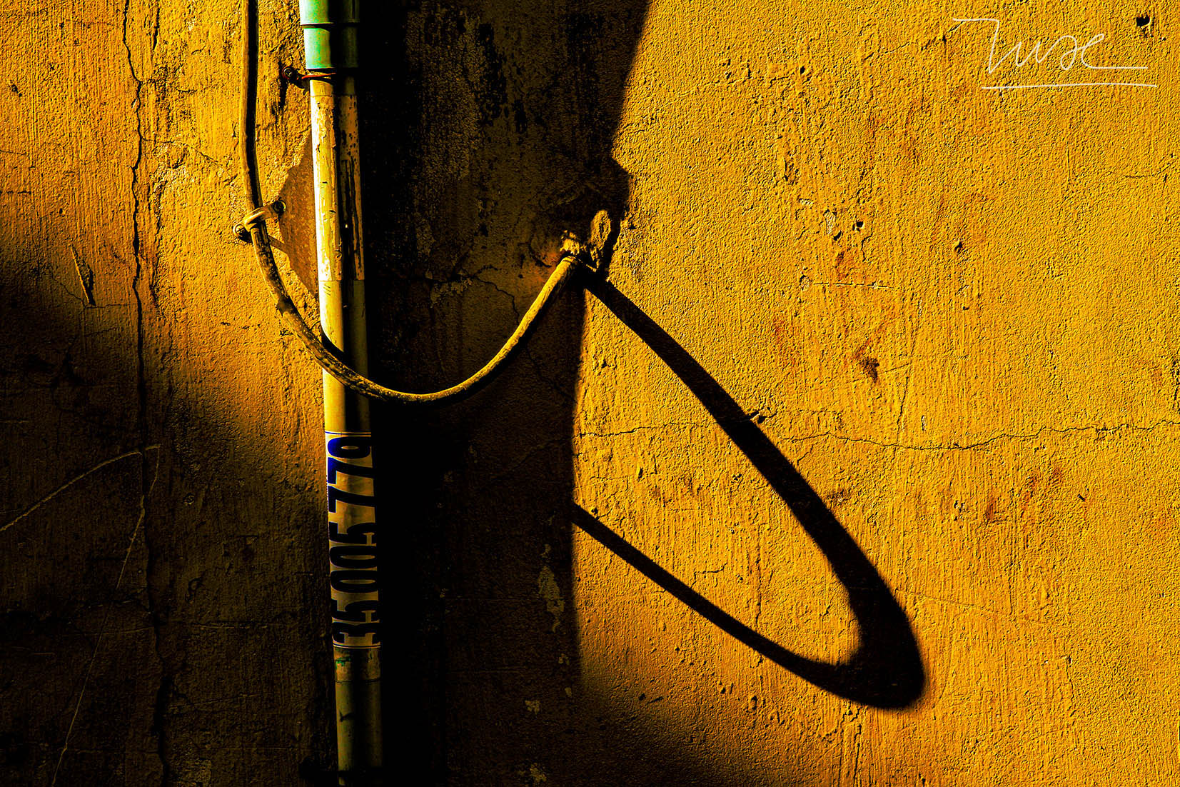 Luồn dây điện